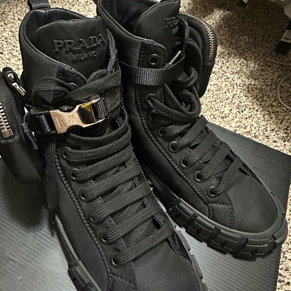 Prada sneaker w/ Pouch - Picture 4 of 8